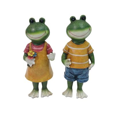 China Grace Spring Garden Green Frogs Handmade Polyresin Standing Frog Couple Statue Patio and Garden Decoration for sale