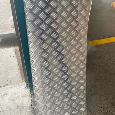 China Gepresteerde aluminiumcheckerplaat van legering metaal aluminiumdiamantplaat anti-glijdend warmte-isolatie geanodiseerd stucwerk gepresteerd Te koop