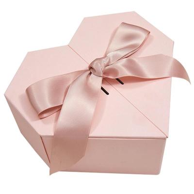 China Customized Recyclable Pink Heart Shape Box Gift Bakery Paper Box Packing Box With Your Own Logo for sale