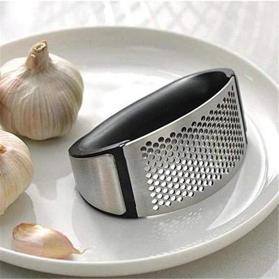 China Rolling O-Shape Crusher Ginger Press Hand Held Kitchen Slicer Stainless Steel Garlic Multifunctional Viable Multifunctional Grinding Tool for sale