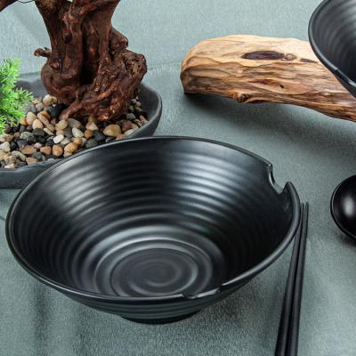 China Sustainable Hot Selling Japanese Ramen Bowl Set Notched Melamine Black Ramen Noodle Bowl With Chopsticks for sale