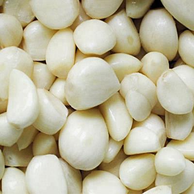 China Fresh Peeled Vacuum Packed Garlic Cloves for sale