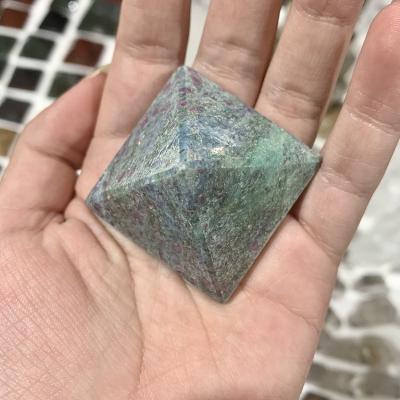 China Wholesale Natural China Fuchsite Crystal Stones Pyramids For Reiki Healing Decoration for sale