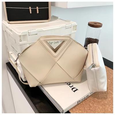 China Brand New SY 2022 Others Inverted Triangle Handle Women's Handbag PU Leather Woven Bag Fashion Large Capacity Bags Woven Composite Tote for sale