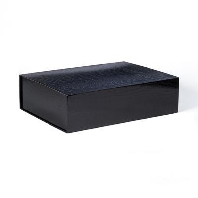 China Cost-Effective Gift Packaging Box Fine Printed Cardboard Light Luxury Smooth Surface à venda