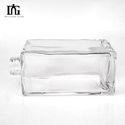 China Material del collar Etiqueta de estampado en caliente de vidrio 500 ml 700 ml Botella de vidrio transparente con corcho en venta
