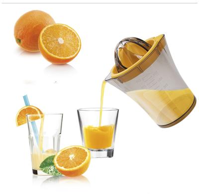 China Citrus Fruit Viable Orange Lemon Squeezer Manual Hand Squeezer with Built-in Measuring Cup and Grater for sale