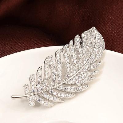 China High-end brooch fashion brooch fashion pin from factory source South Korea costume decoration zircon feather micro brooch women set for sale