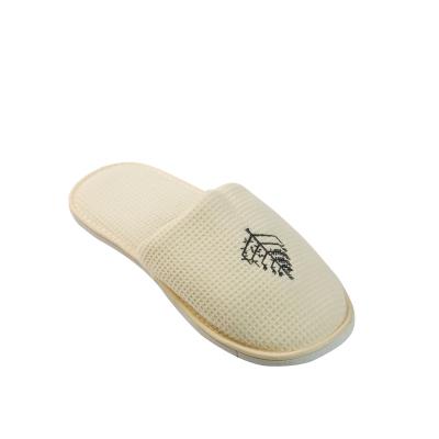 China Quality Guarantee Hotel Slippers Lightweight Warm Classic Slippers Anti-Skid Bathroom Slippers for sale