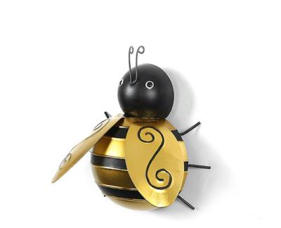 China Countryside Handcrafted Metal Bee Wall Art, Hanging Metal Wall Decor For Indoor And Outdoor for sale