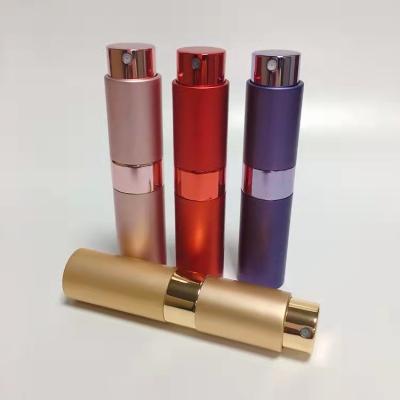 China Rociador externo de aluminio rojo del bolsillo de cubierta de la botella 10ML del espray de perfume del repuesto en venta