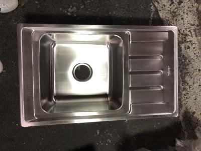 中国 Kitchen Sink With Drainboard Square Drain Hole 販売のため