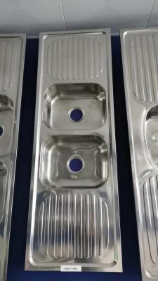 中国 Commercial Grade Kitchen Sink With Drainboard For Busy Food Establishments 販売のため