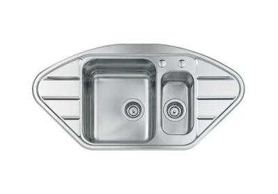 中国 Rust Resistant And Durable Corner Stainless Steel Kitchen Sink With Drainboard Accessory 販売のため