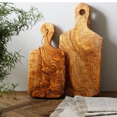 China Real Viable Natural Olive Wood Irregular Shape Fruit Cake Bread Meat Serving Cutting Cutting Board with Handle for sale