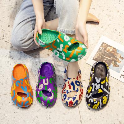 China Wholesale-couple sandals fashionable summer wear women's main slippers new fashion trend graffiti bag men's thick-unique sandals for sale