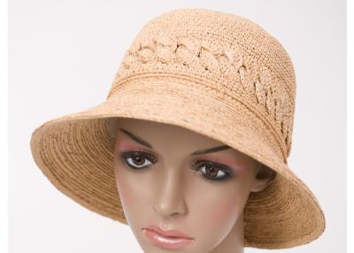 Chine Chapeaux beiges à la mode de Sun de raphia, chapeau de femme de bord de tresse de couronne de crochet de raphia de 6.5cm à vendre