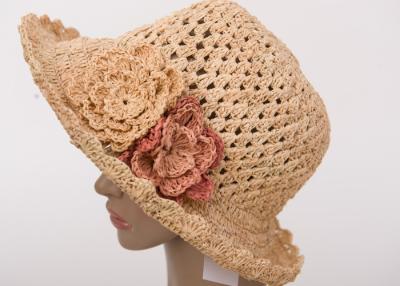 Chine Les chapeaux naturels de Sun de raphia de bord de 10cm/creusent le chapeau beige de Sun de crochet pour la partie avec la fleur à vendre