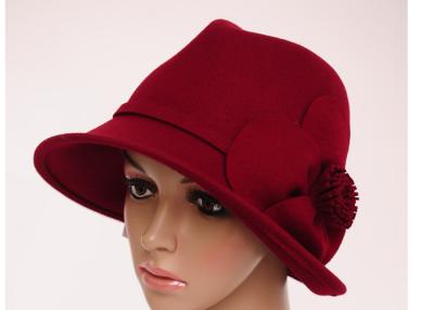 China Frühlings-roter Blumen-Wollfilz-Fedora-Hut für Frauen/Filz-Fedora-Hüte mit Blume zu verkaufen