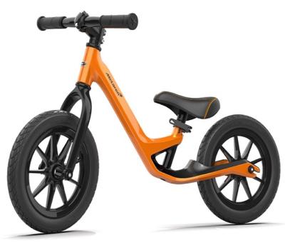 China Carbon Fiber Patented Wholesale Super Quality Carbon Fiber Frame 12 Inch Magnesium Wheel Kids Push Bike No Pedal Kids Balance Bike for sale