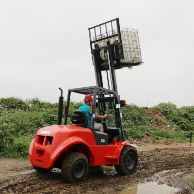 China Stahl und Gummi 2,5 Tonnen 2WD/4WD Schwergelände Diesel Gabelstapler Triplex voller freier Mast zu verkaufen