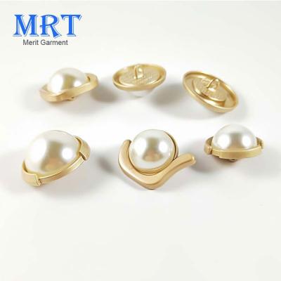 China Eco-Friendly Gold Pearl Metal Button Dry Cleaning Garment 20Mm 23Mm 25Mm Wholesale Accessory for sale