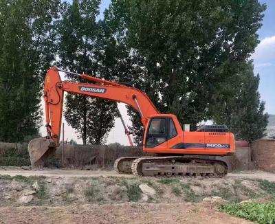 China Excavadora usada Doosan DH300LC-7 de 30 toneladas, em boas condições e com 29600 kg de peso operacional à venda