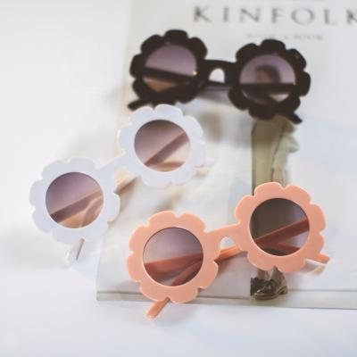 China 2022 Fashion Sunglasses Summer Luxury Wholesale Custom Flower Colorful Silicone Round Lovely Cute Children Baby Kids Sunglasses Uv400 For Boy Girls for sale