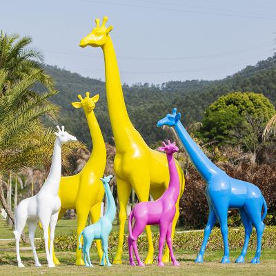 China Life Size Resin Giraffe Europe Fiberglass Animal Sculpture Garden Ornaments Outdoor Mall Fiberglass Decoration for sale