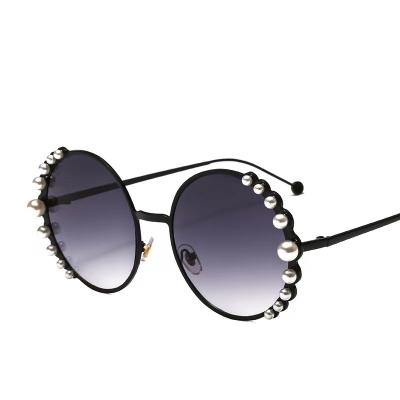 China Pearl fashion women pearl decoration ladies sunglasses round frame beautiful sahde sunglasses oculos de sol for sale