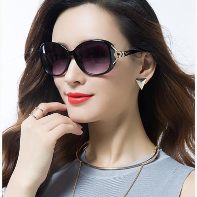 China Fashion Sunglasses Luxury Brand Head and Pearl Accent Animal Sunglasses Polarized Retro Women Decorative Shades Sun Glasses for sale