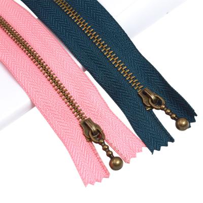 China Factory Wholesale Light Gold Brass Metal Roll Zipper Long Chain Fastener For Jacket for sale