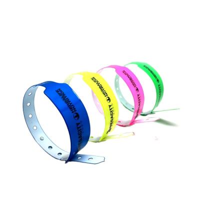 China Pulsera de tela RFID NFC de escritura Números de identificación UID 13.56MHz PVC con impresión de logotipo en venta