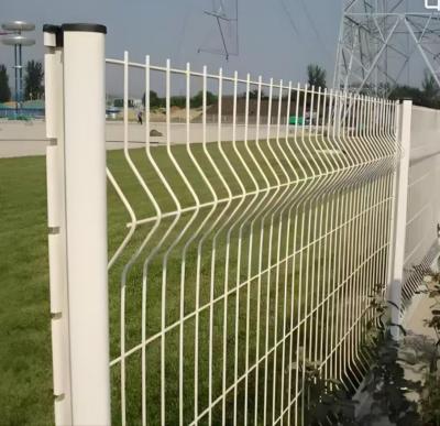 China 1.8M Pvc Coated V Bending Curved Wire Mesh Fence Garden Outdoor 3D Fence With Peach Shape Post en venta