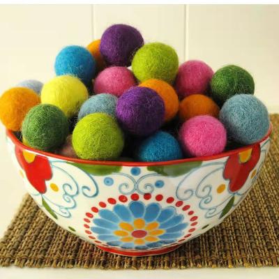 China Environmental Friendly Multi Color Round Pompoms Felt Yarn Balls For Decoration for sale