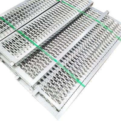 China Top Quality Corrosion Resistance Non-slip Perforated Crocodile Mouth Checkered Resistance Skid Plate for sale