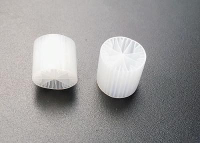 China Witte de Media van de Kleurenmbbr Filter Maagdelijke HDPE Materiële 15*15mm Grootte Biomedia voor Vissenvijver Te koop