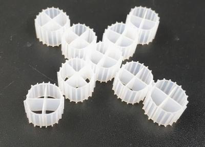 Chine Popular 11*7mm white color and virgin HDPE material MBBR bio balls for aquariums à vendre