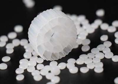 中国 MBBRの生物媒体K1 K5 25mm x 12mmを浮かべるセービング スペース プラスチック 販売のため