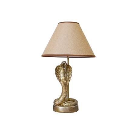 China Premium Eclectic Modern Home Decoration Resin Gold Animals Snake Table Lamp for sale