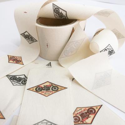 China Custom Woven Neck Label Fashion High Density Viable End Folded Cloth Damask Labels OEM Main Woven Brand Size Labels à venda