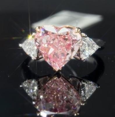 China Hecho a medida Corte de corazón Laboratorio Creado Anillo de Diamante Joyería rosa 4.19ct Estilo de tres piedras en venta