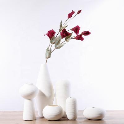 China Rustic Modern Table Flower Vase Matte White Ceramic Ribbed Handmade for sale