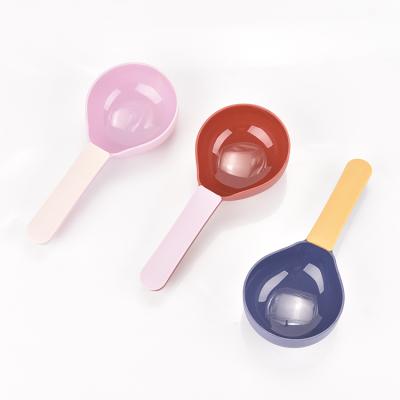 China Viable Cat And Dog Food Shovel Multifunctional Plastic Spoon Feeding Spoon With Sealed Bag Clip Dog Spoon for sale