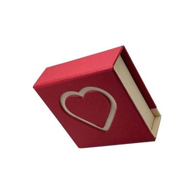 China Recycled Materials Customized Heart Shaped Flower Red Cardboard Gift Box With Foil Logo for sale