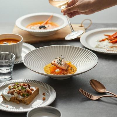 China Einweg-Dinner-Platten Schüsseln Tassen Set mit Relief-Design im nordischen modernen Stil Matte glasierte Keramik zu verkaufen