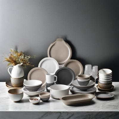 China Nordic Keramik Tischgeschirr Set mit matte Glasur Relief Design Tassen Schalen Teller Teller zu verkaufen