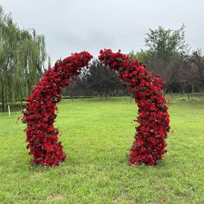 Cina Sfondo natalizio Arco rosa di seta rossa a forma di cuore Stand artificiale arrangiamento floreale in vendita