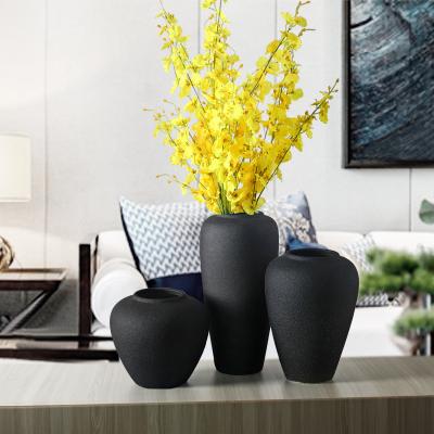 China Customized Size Nordic Art Deco Ceramic Vase for Creative Wedding Decoration at Home for sale