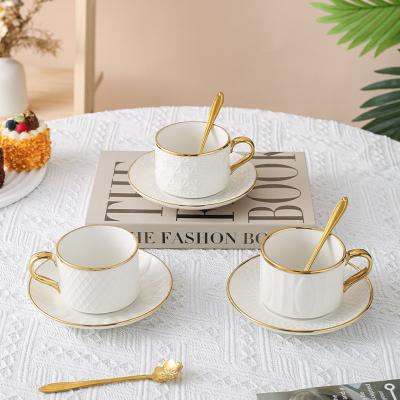 China Envasado en una caja Luxury White Tea Set con elegantes tazas de bambú y modernas tazas de cerámica en venta